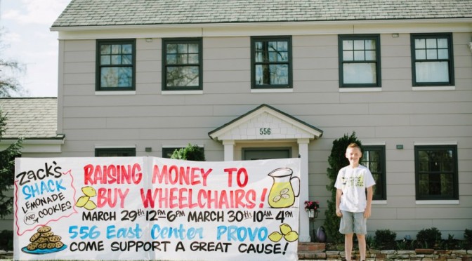 USA : Depuis 5 ans, Zack (11 ans) en vendant de la limonade et des cookies, a récolté assez d’argent pour offrir 330 chaises roulantes à des handicapés