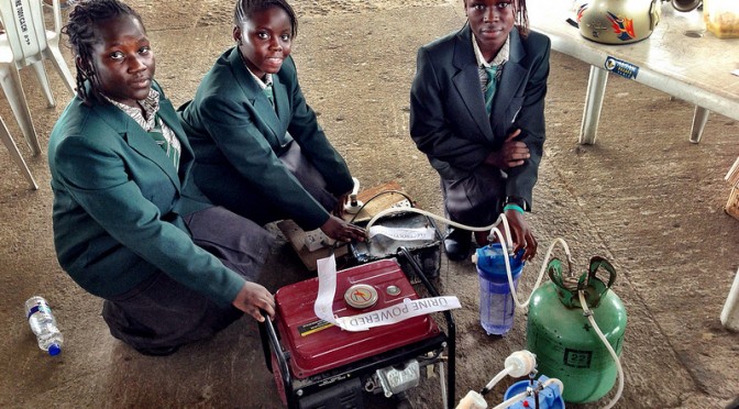 Nigeria : les 3 collégiennes concrétisent la vieille idée scientifique de l’urine comme fuel de moteur