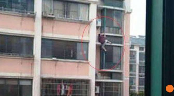 Chine : la police a fini par retrouver après plusieurs jours, l’inconnu qui a escaladé à mains nues 6 étages pour sauver une fillette sur le point de tomber. Il était parti sans se faire connaître.
